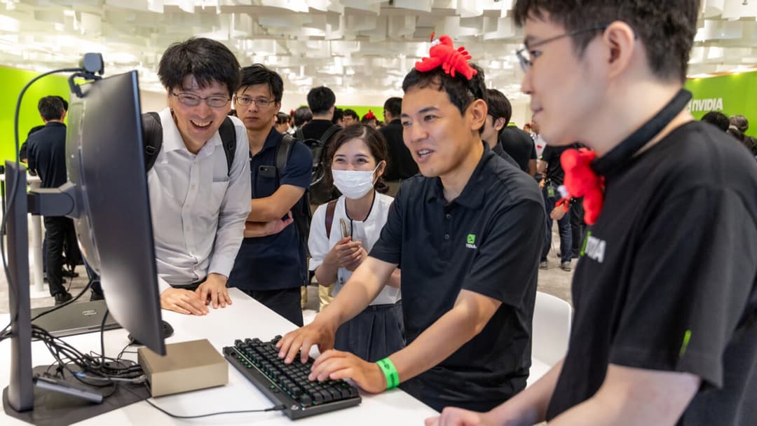 Lankytojai prie kompiuterio Nvidia renginyje Japonijoje