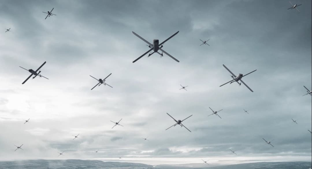 „Helsing“ HX-2 dronų spiečius danguje