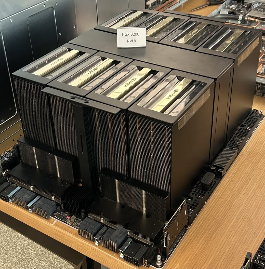 „Nvidia“ HGX B200 NVL8 plokštė su aštuoniais sujungtais GPU ir NVLink jungtimis