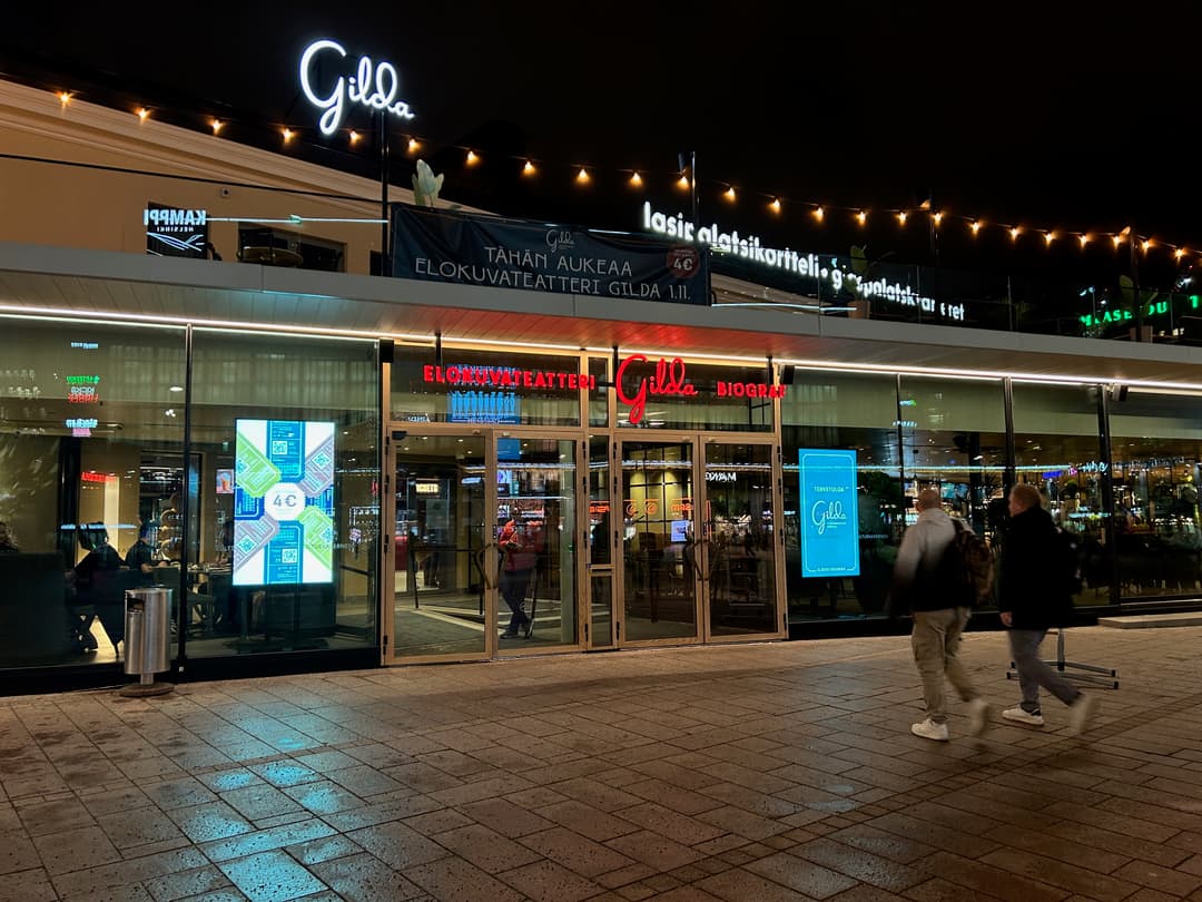 Kino teatro fasadas vakare
