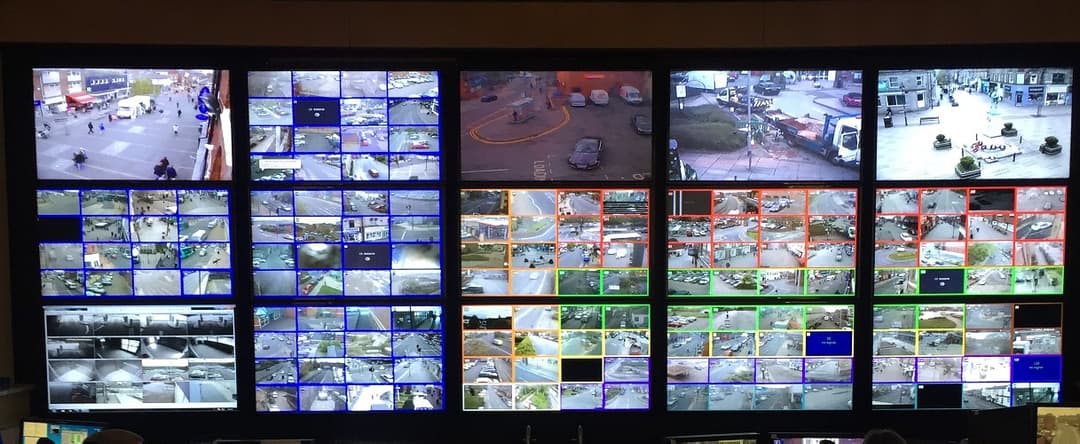 Stebėjimo kamerų valdymo patalpos monitorių siena su dešimtimis miesto kamerų vaizdų — būtent tokį video „TwelveLabs“ siekia padaryti išnaršomą
