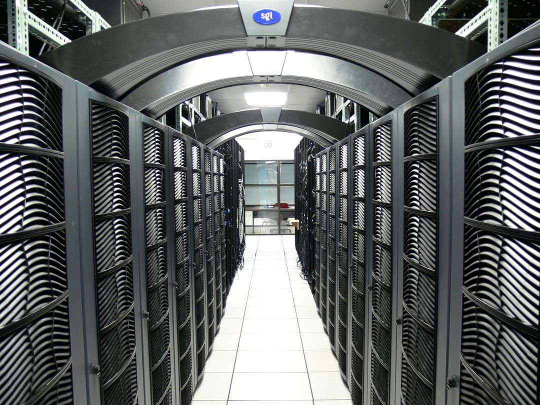 Superkompiuterio serverių salė su GPU spintomis — tokia infrastruktūra ir yra neocloud verslo pagrindas