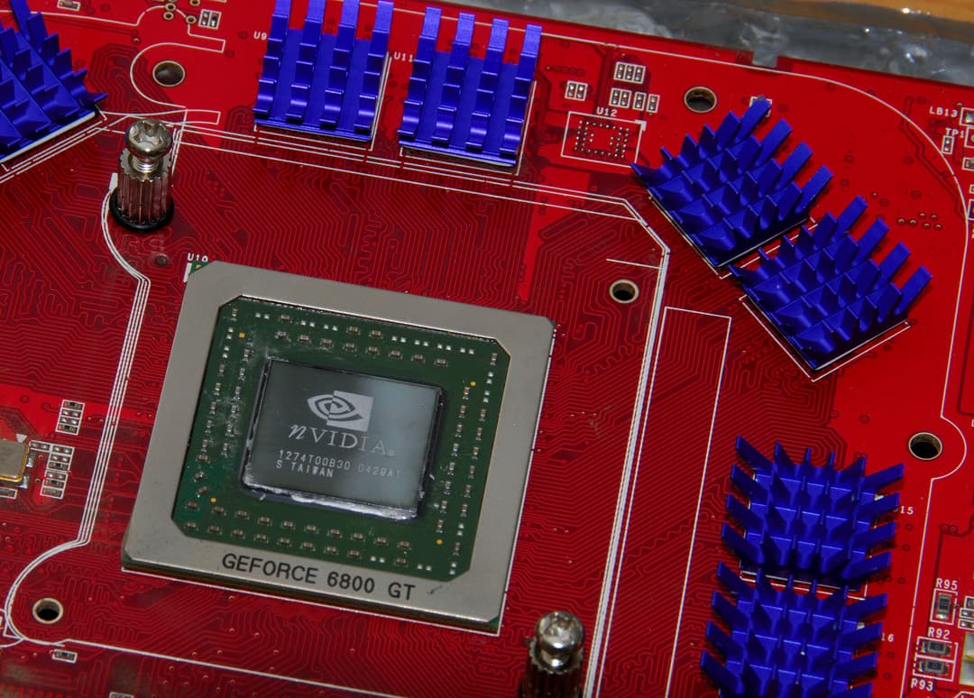 NVIDIA grafikos procesoriaus lustas ant plokštės — GPU yra pagrindinis neocloud kaštų ir paklausos veiksnys