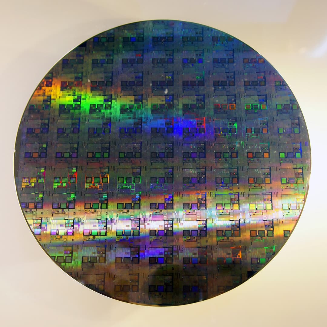 Silicio plokštelė (wafer) su atspindinčiais lustais