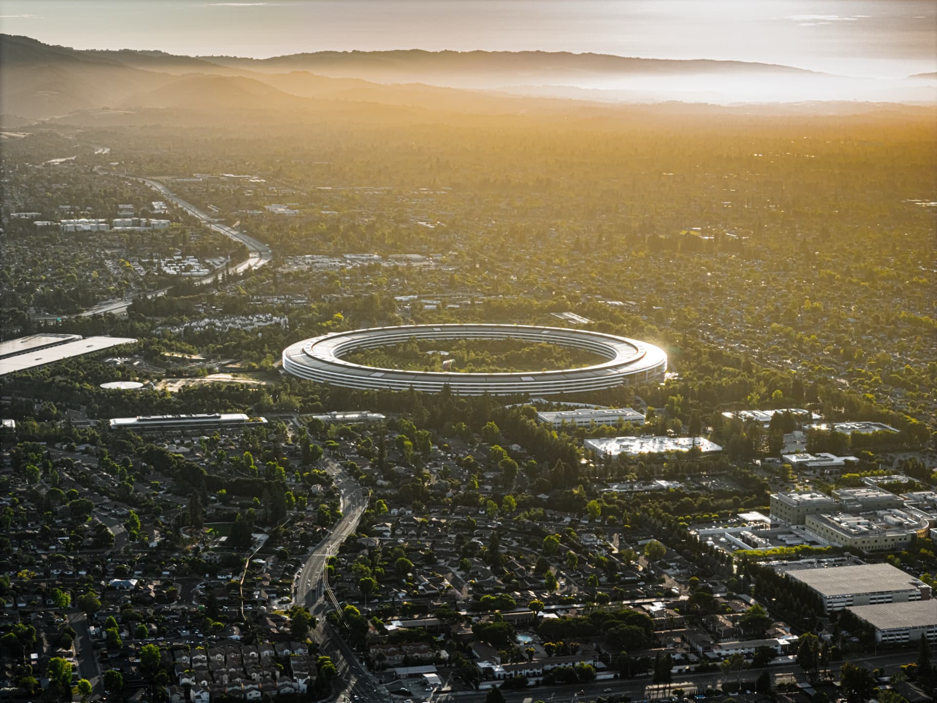 „Apple“ paduoda „OpenAI“ į teismą: kaltina 400 buvusių darbuotojų komercinių paslapčių vagyste