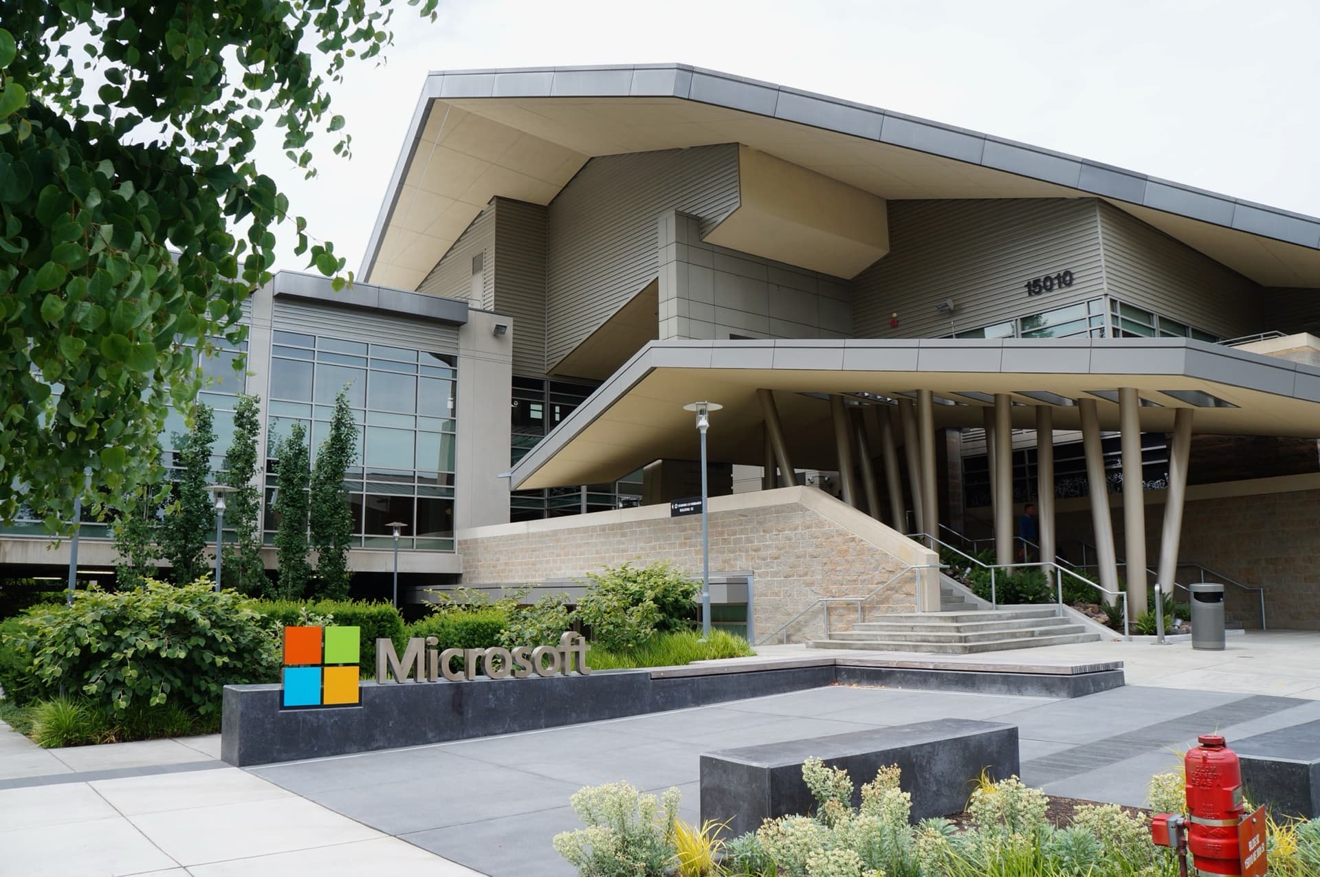 „Microsoft“ deda 2,5 mlrd. USD ir 6 000 inžinierių, kad AI galiausiai pradėtų veikti įmonėse