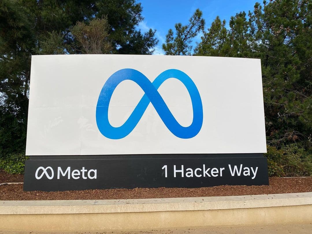 Meta būstinės ženklas „1 Hacker Way“ Menlo Parke