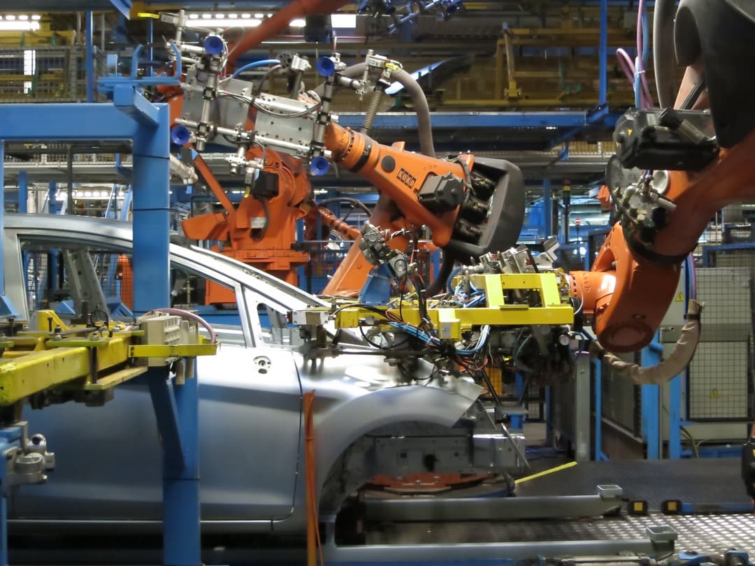 Robotai-manipuliatoriai suvirina automobilio kėbulą „Ford“ gamykloje Kelne