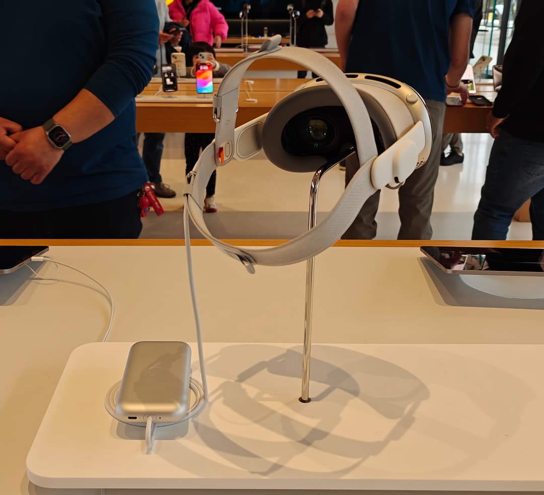 Apple Vision Pro šalmas su išorine baterija Apple parduotuvėje