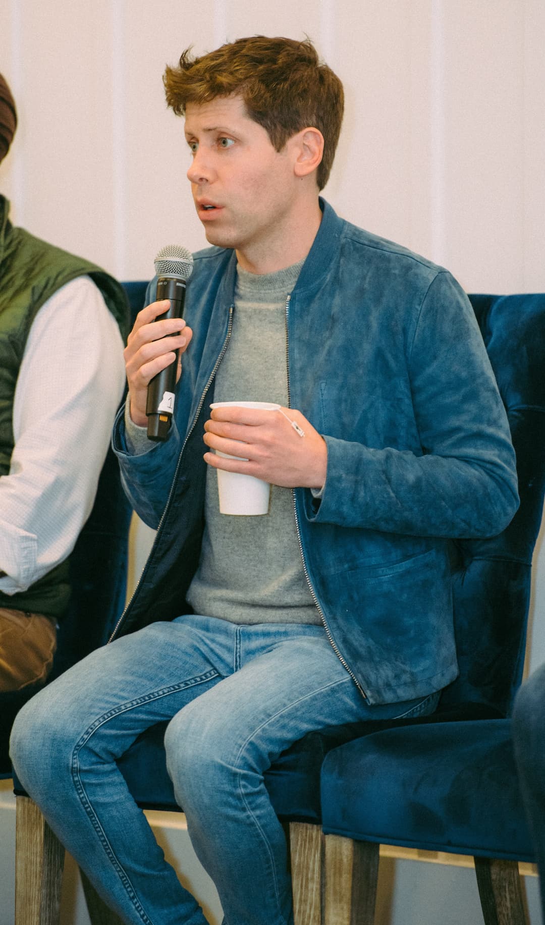 OpenAI vadovas Sam Altman kalba su mikrofonu