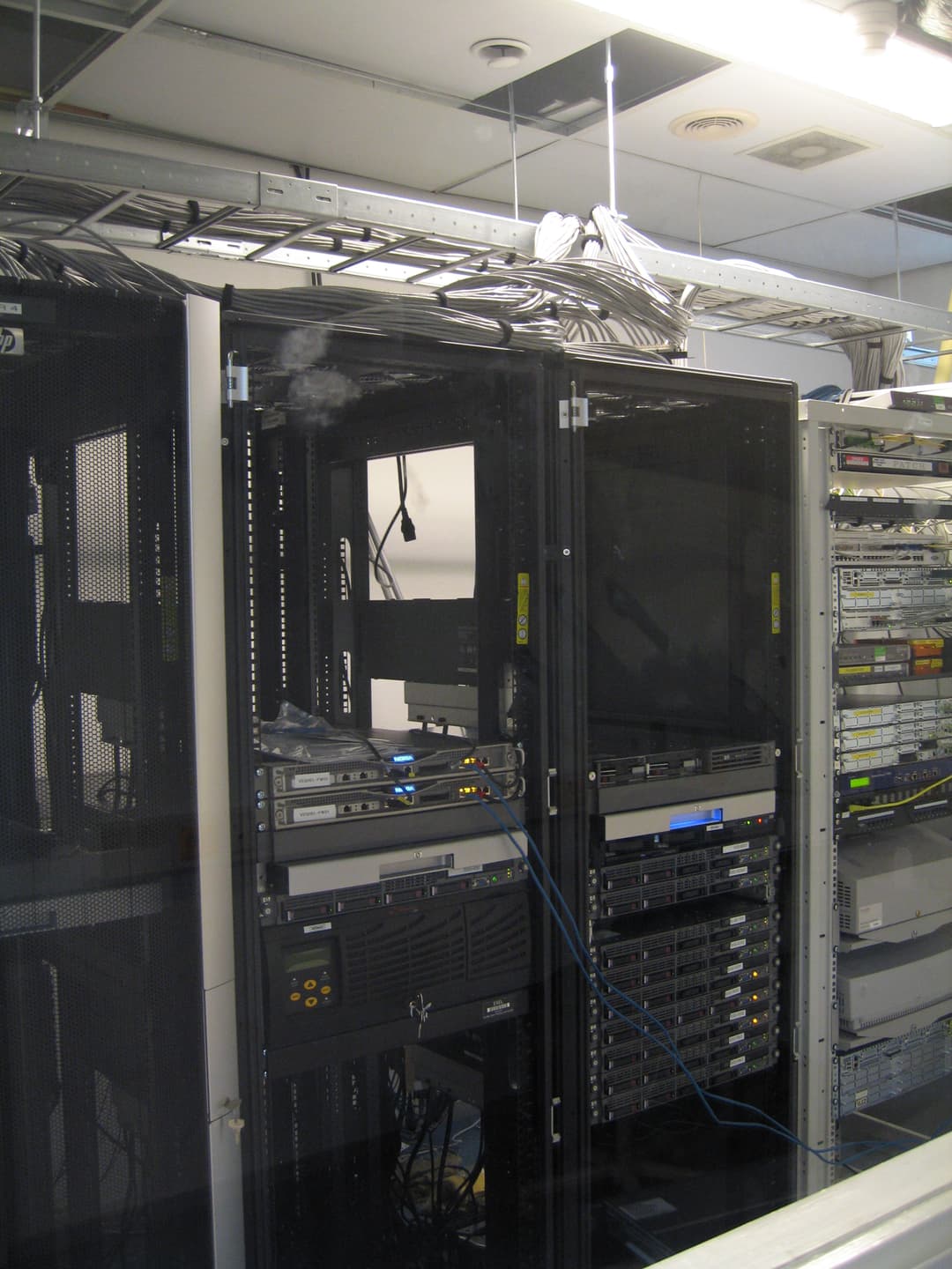 Serverių stovai serverinėje