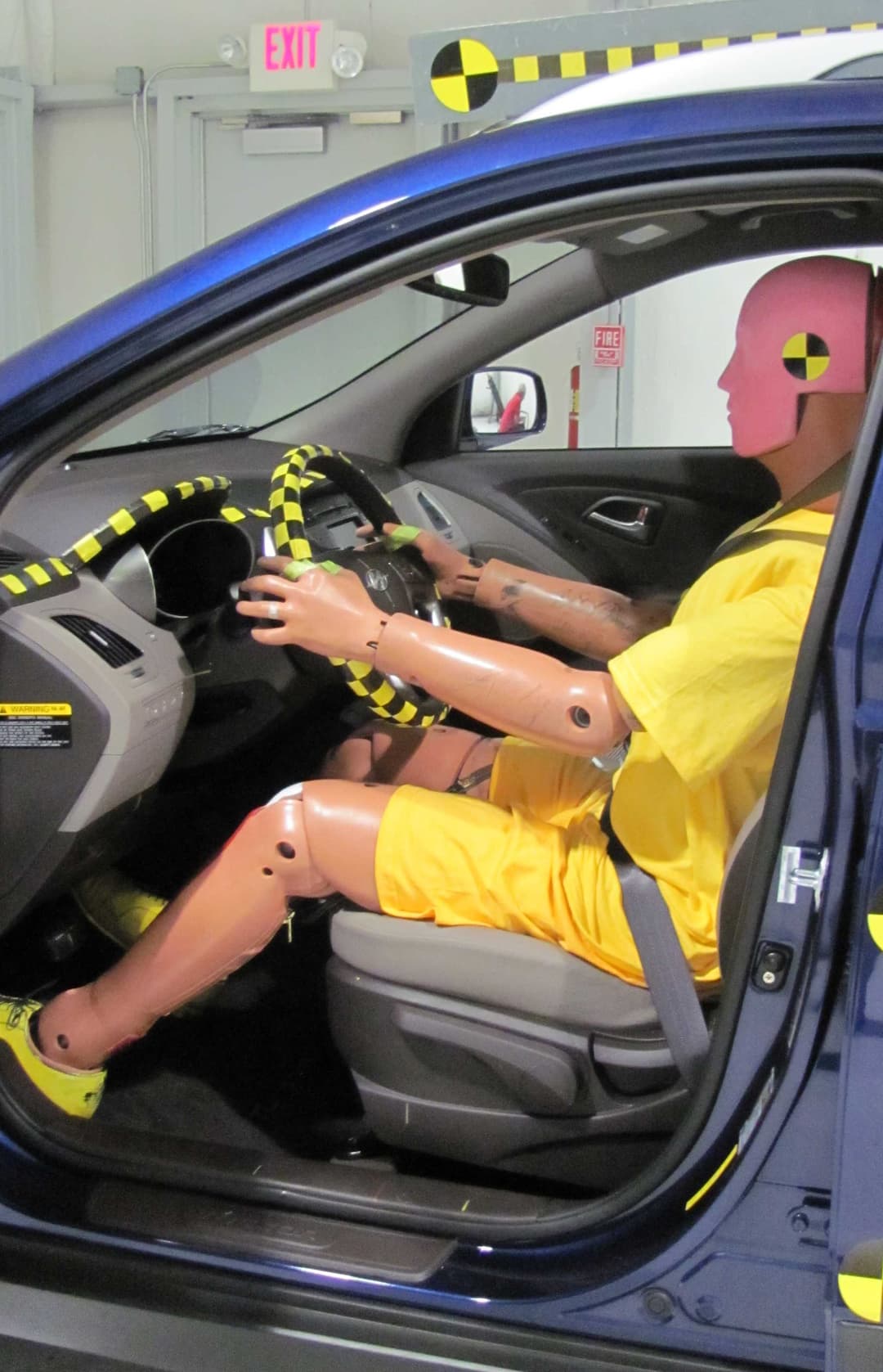 Kraš-testo manekenas automobilyje saugumo bandymų laboratorijoje